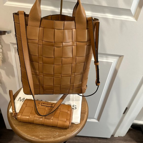 🔥🔥 Authentic Michael Kors "Vivian" Tote in Luggage Tan, EUC Like New 🔥🔥 - Picture 8 of 15